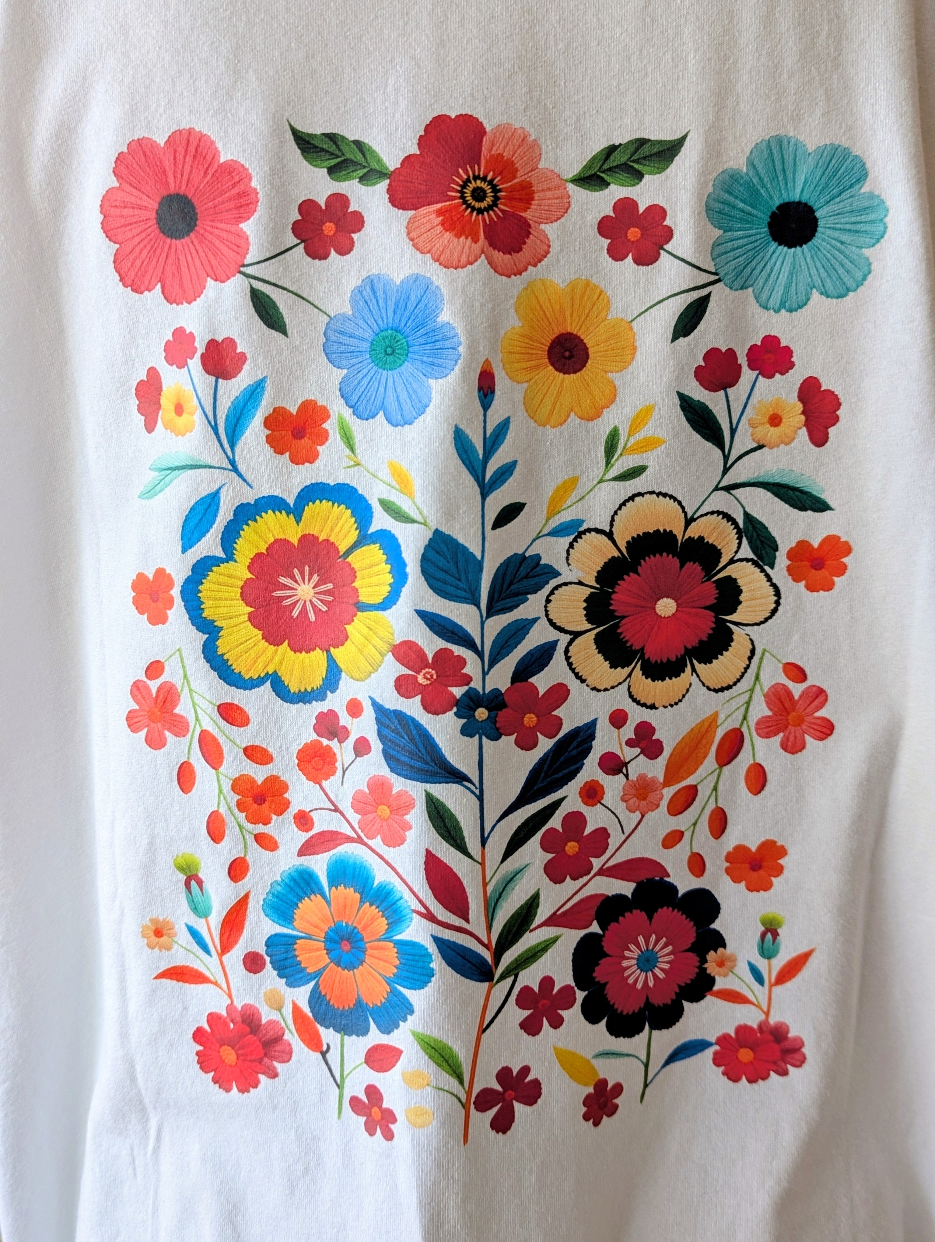 T-shirt Blanc avec un imprimé fleuri pour femme pulpeuse grande taille Curvy mode sud landes Côte Basque Bayonne Hossegor