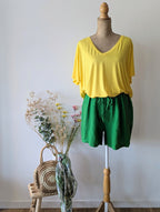 T-shirt jaune fluide de la marque In April avec des manches courtes et décolleté en V pour femmes pulpeuse curvy grande taille boutique mode ondres Hossegor