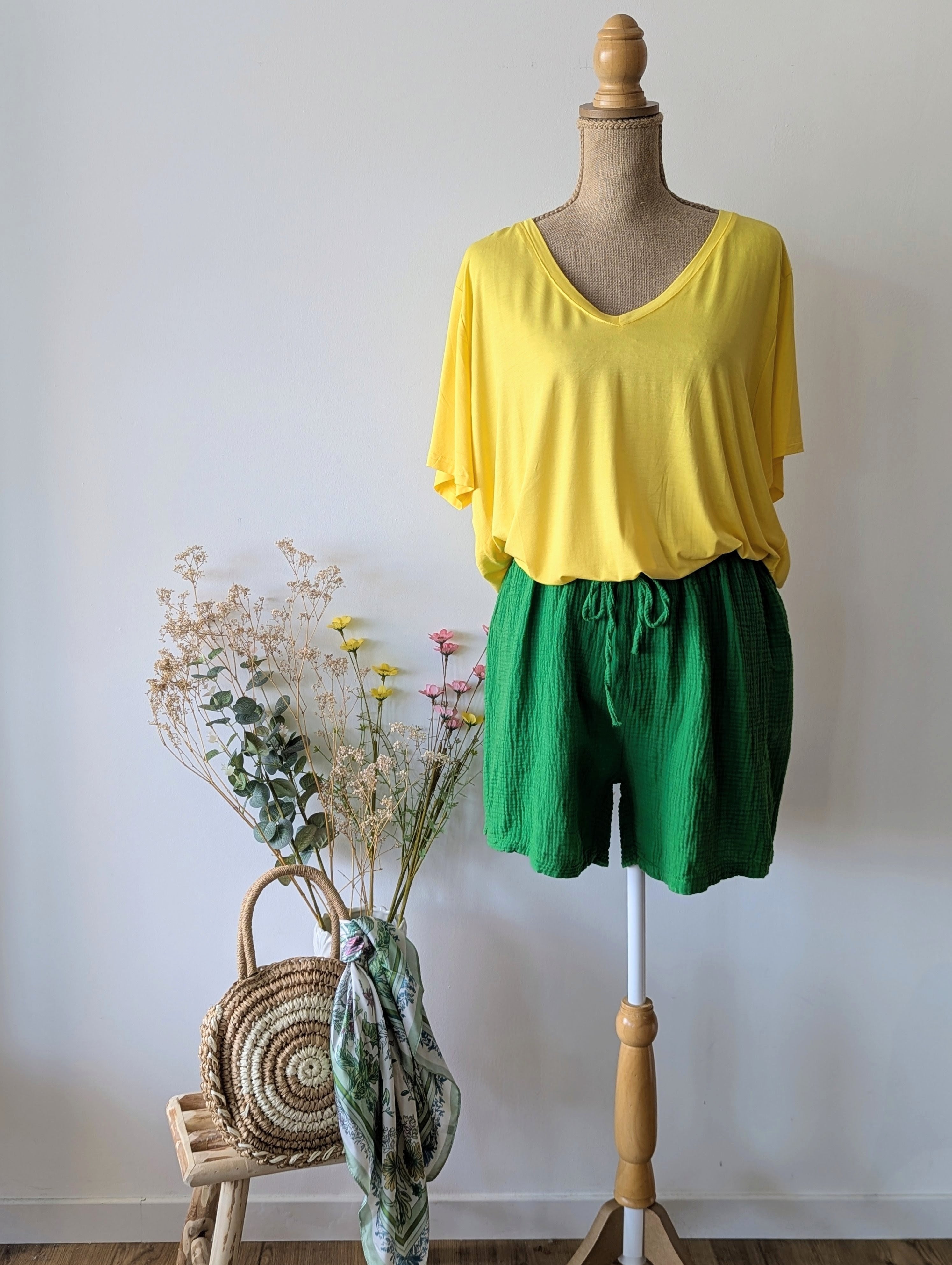 T-shirt jaune fluide de la marque In April avec des manches courtes et décolleté en V pour femmes pulpeuse curvy grande taille boutique mode ondres Hossegor