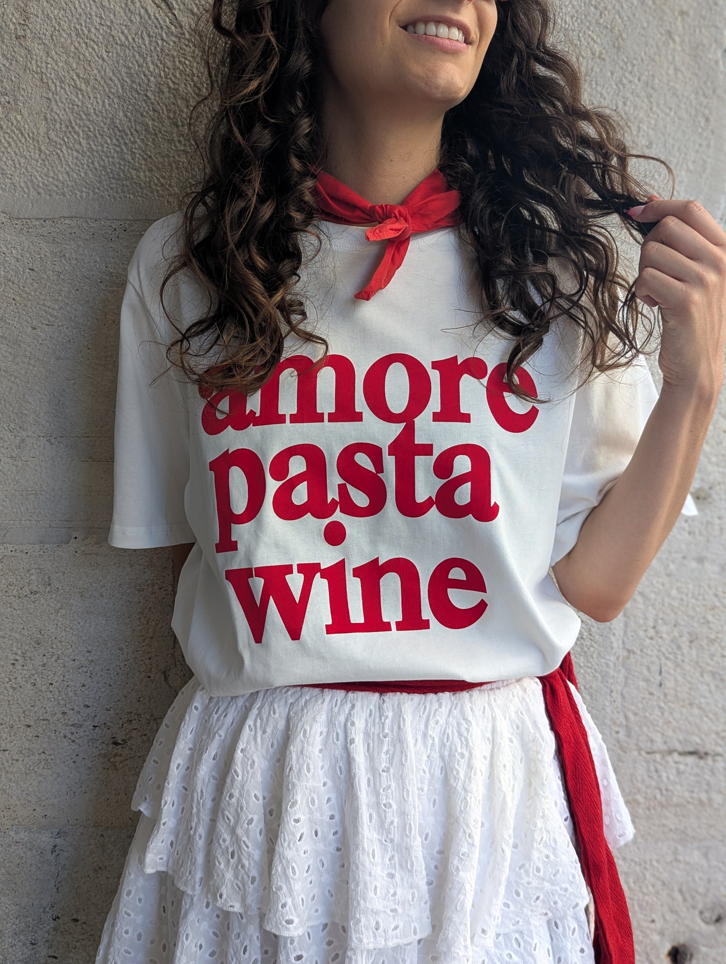 T-shirt blanc avec inscription italie en rouge pasta amore wine et à col rond. Haut à manches courtes parfait pour tous les jours ou pour faire les fêtes de Bayonne et Pampelune. Mode femme boutique Ondres Sud Landes