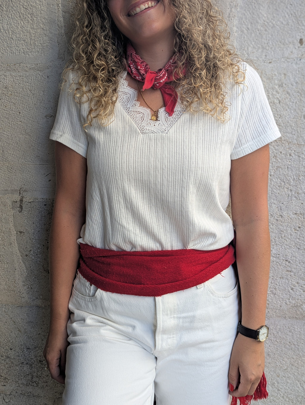 T-shirt blanc skinny avec de la dentelle sur le décolleté en V. Haut à manches courtes parfait pour tous les jours ou pour faire les fêtes de Bayonne et Pampelune. Mode femme boutique Ondres Sud Landes