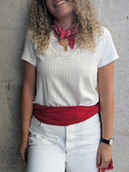 T-shirt blanc skinny avec de la dentelle sur le décolleté en V. Haut à manches courtes parfait pour tous les jours ou pour faire les fêtes de Bayonne et Pampelune. Mode femme boutique Ondres Sud Landes