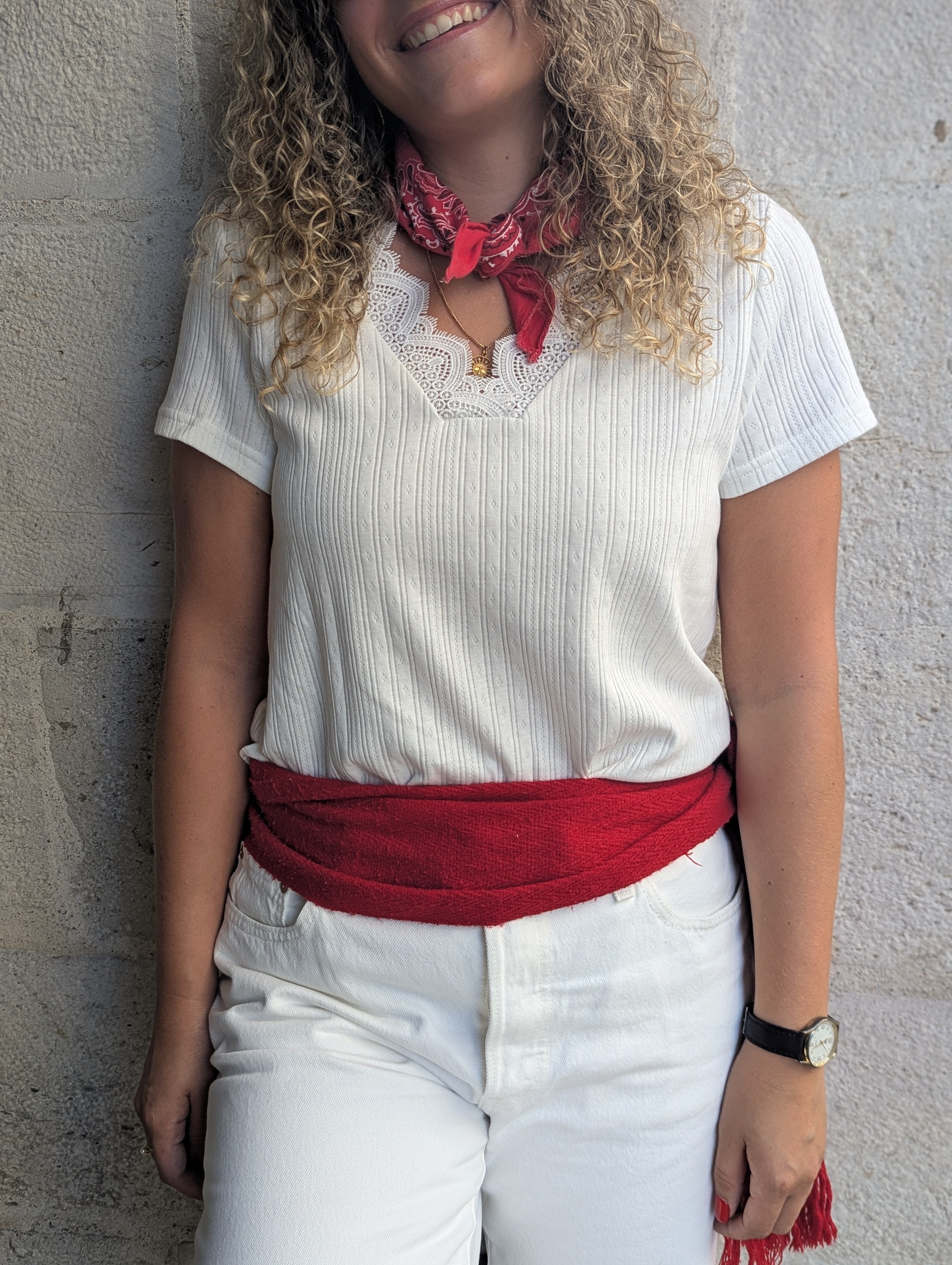 T-shirt blanc skinny avec de la dentelle sur le décolleté en V. Haut à manches courtes parfait pour tous les jours ou pour faire les fêtes de Bayonne et Pampelune. Mode femme boutique Ondres Sud Landes