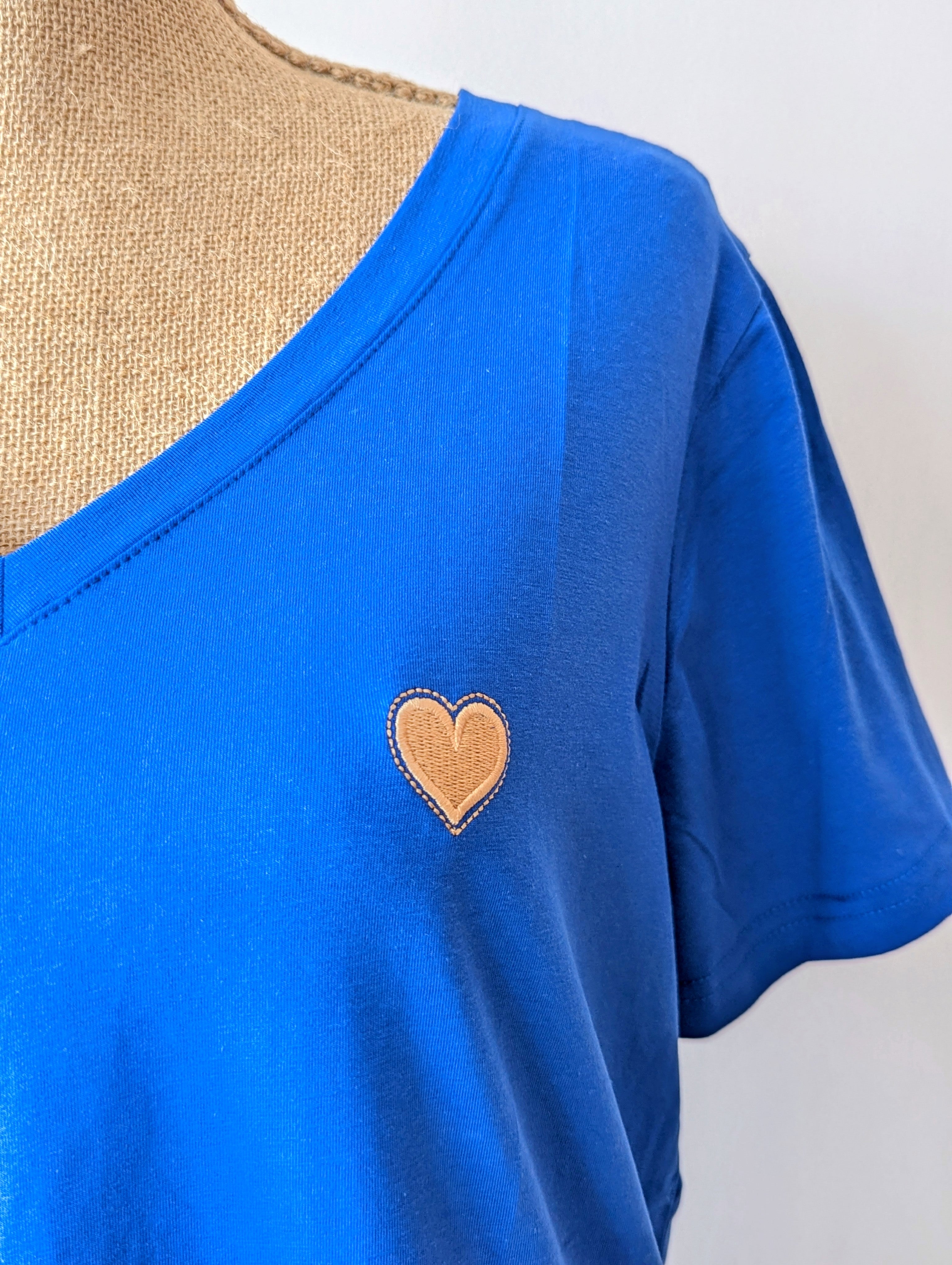 T-shirt Bleu avec détail petit cœur doré pour femme Grande Taille Curvy et Pulpeuse mode sud landes Ondres Bayonne