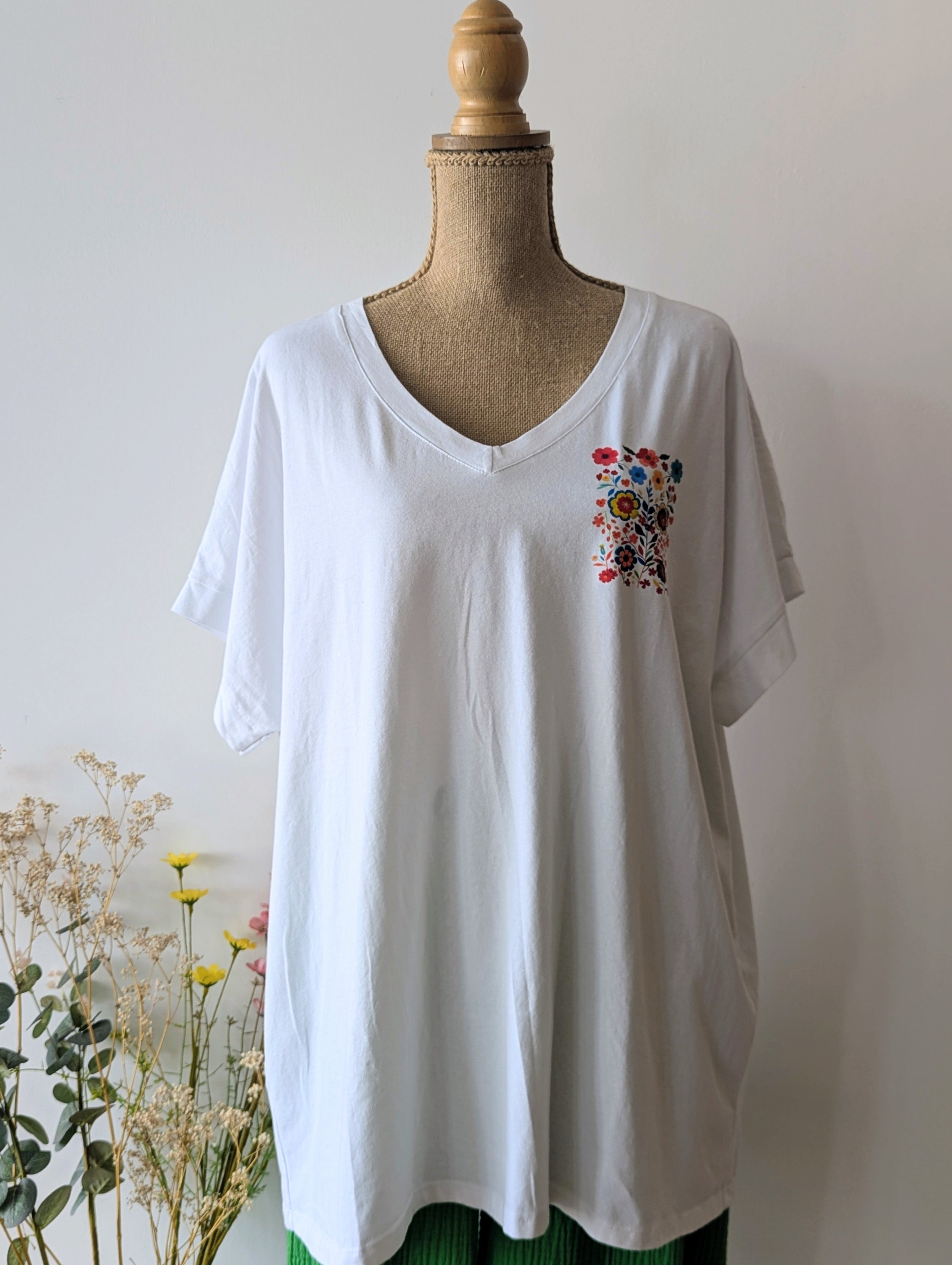 T-shirt Blanc avec un imprimé fleuri pour femme pulpeuse grande taille Curvy mode sud landes Côte Basque Bayonne Hossegor