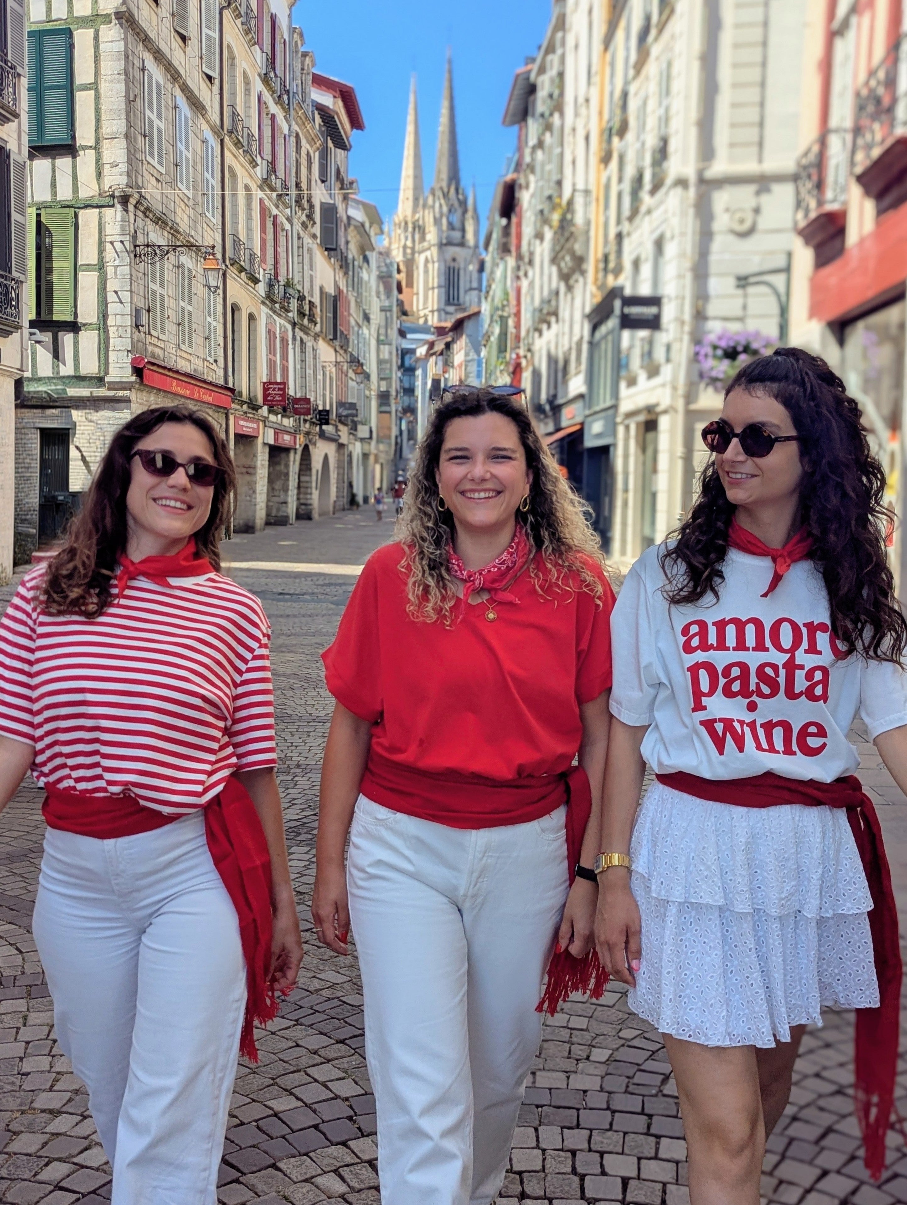 T-shirt rayé blanc et rouge à col rond. Haut à manches courtes parfait pour tous les jours ou pour faire les fêtes de Bayonne et Pampelune. Mode femme boutique Ondres Sud Landes