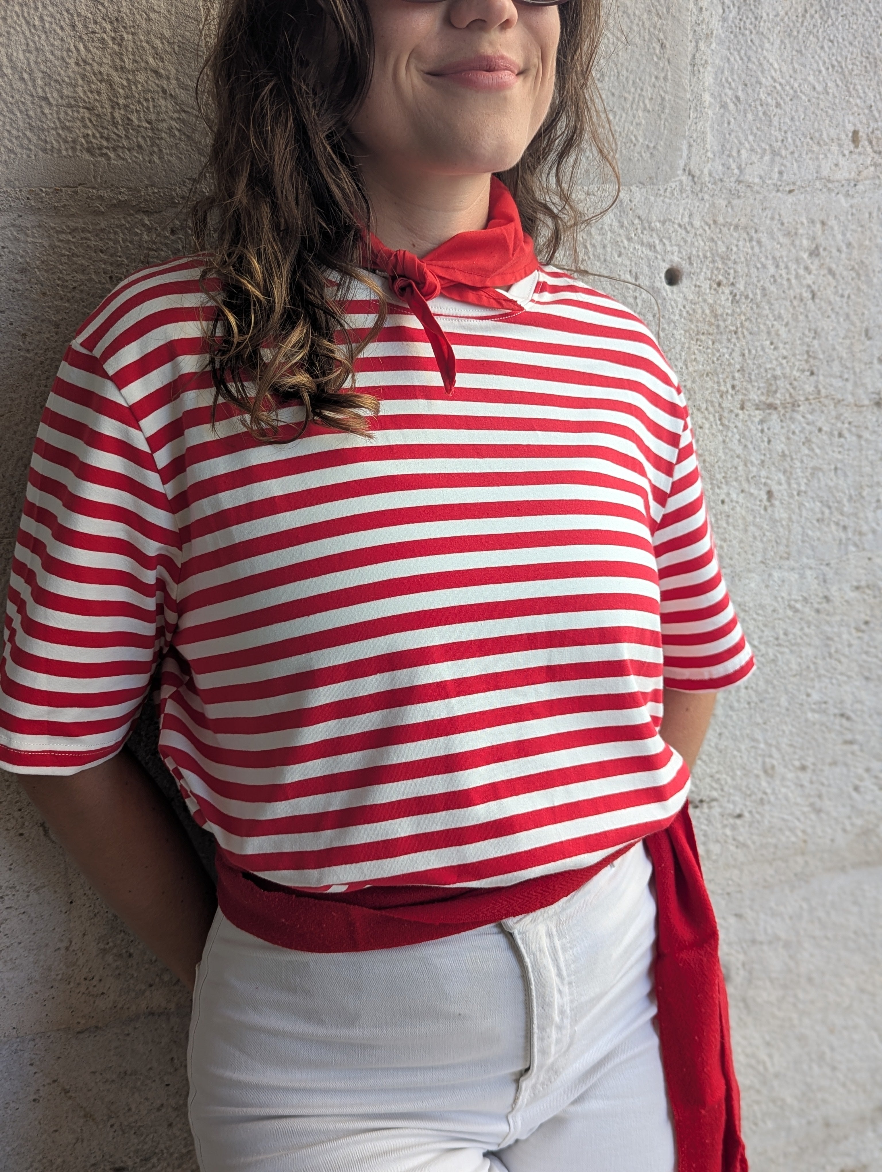T-shirt rayé blanc et rouge à col rond. Haut à manches courtes parfait pour tous les jours ou pour faire les fêtes de Bayonne et Pampelune. Mode femme boutique Ondres Sud Landes