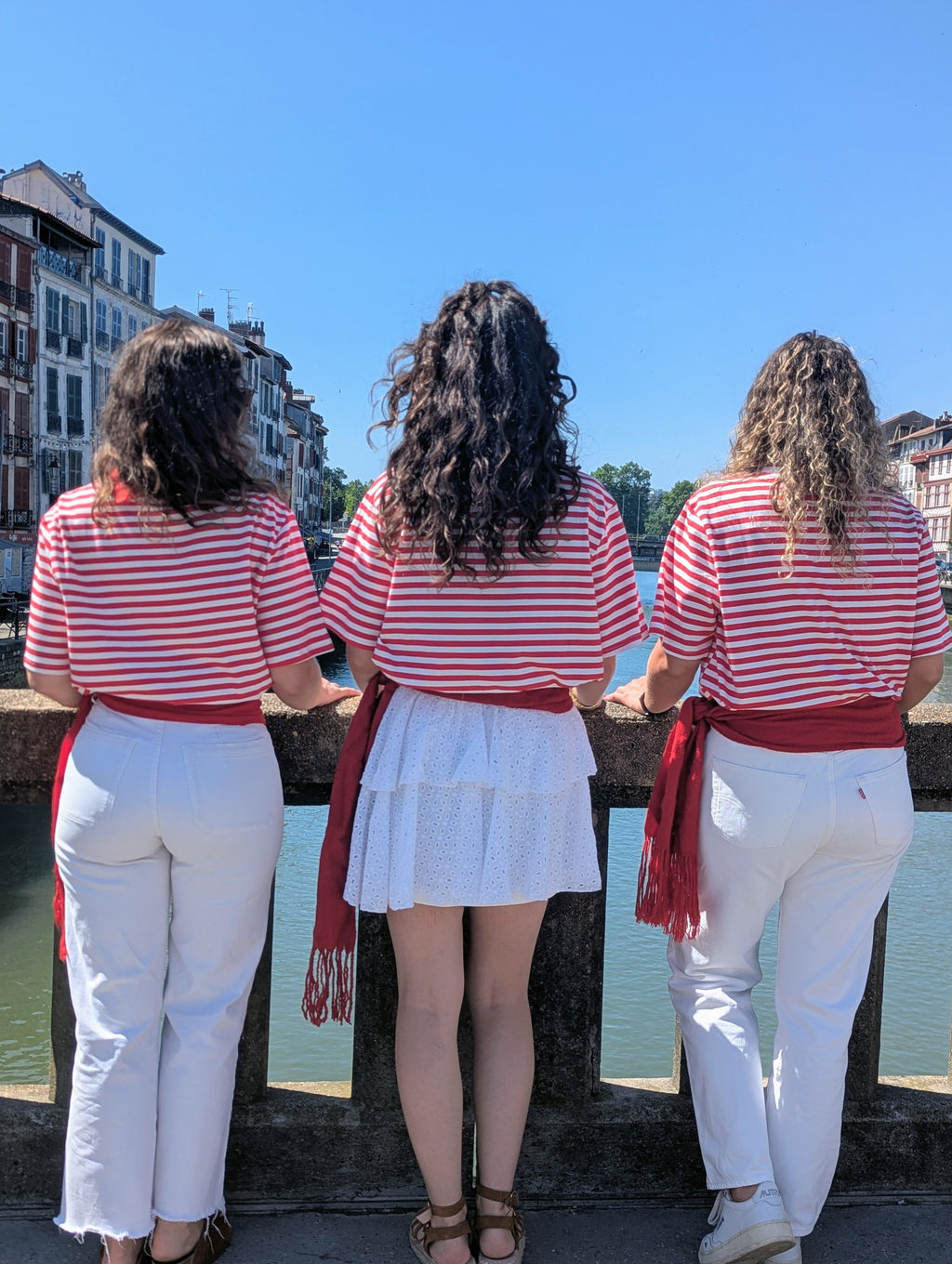 T-shirt rayé blanc et rouge à col rond. Haut à manches courtes parfait pour tous les jours ou pour faire les fêtes de Bayonne et Pampelune. Mode femme boutique Ondres Sud Landes