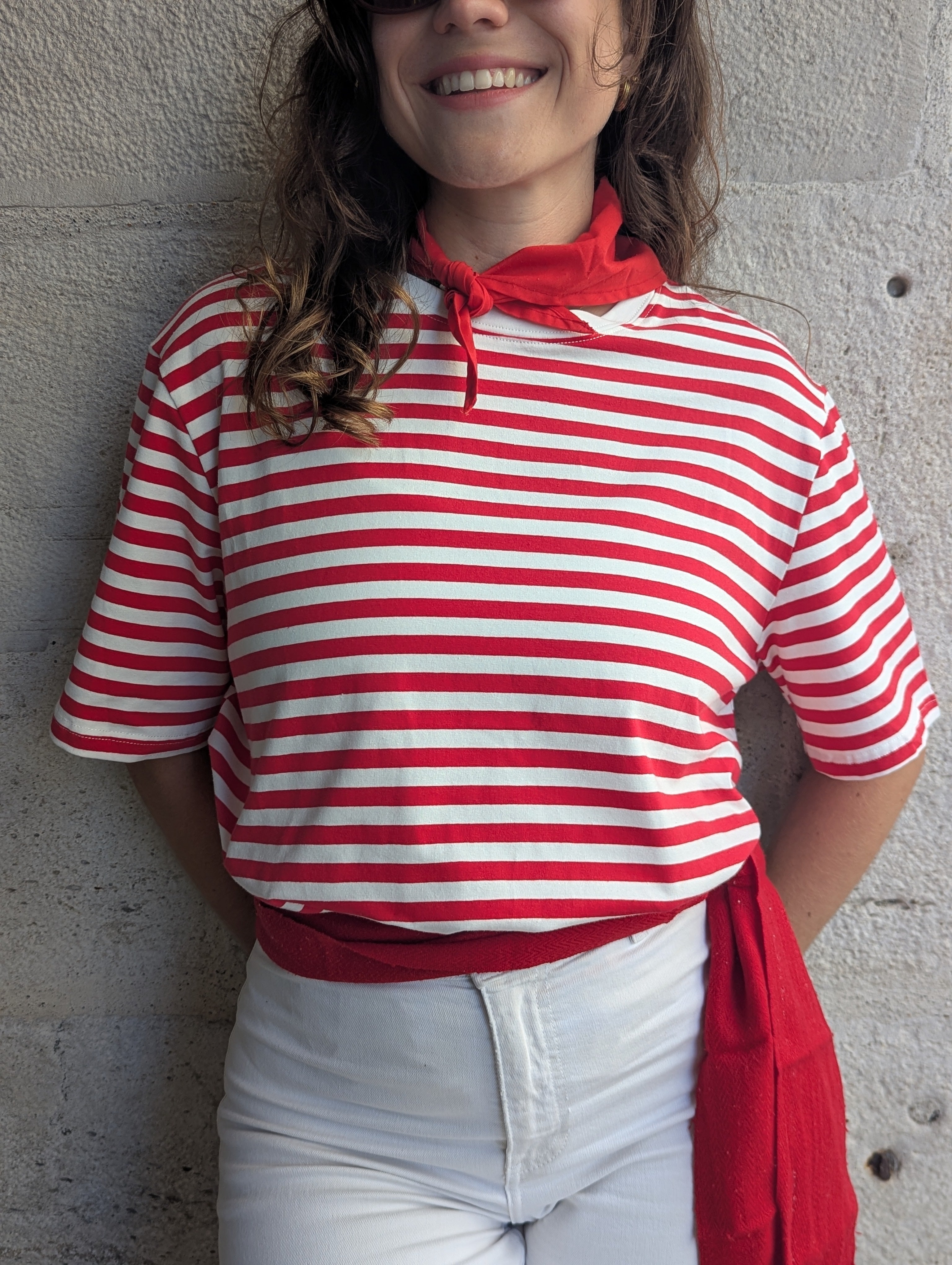 T-shirt rayé blanc et rouge à col rond. Haut à manches courtes parfait pour tous les jours ou pour faire les fêtes de Bayonne et Pampelune. Mode femme boutique Ondres Sud Landes