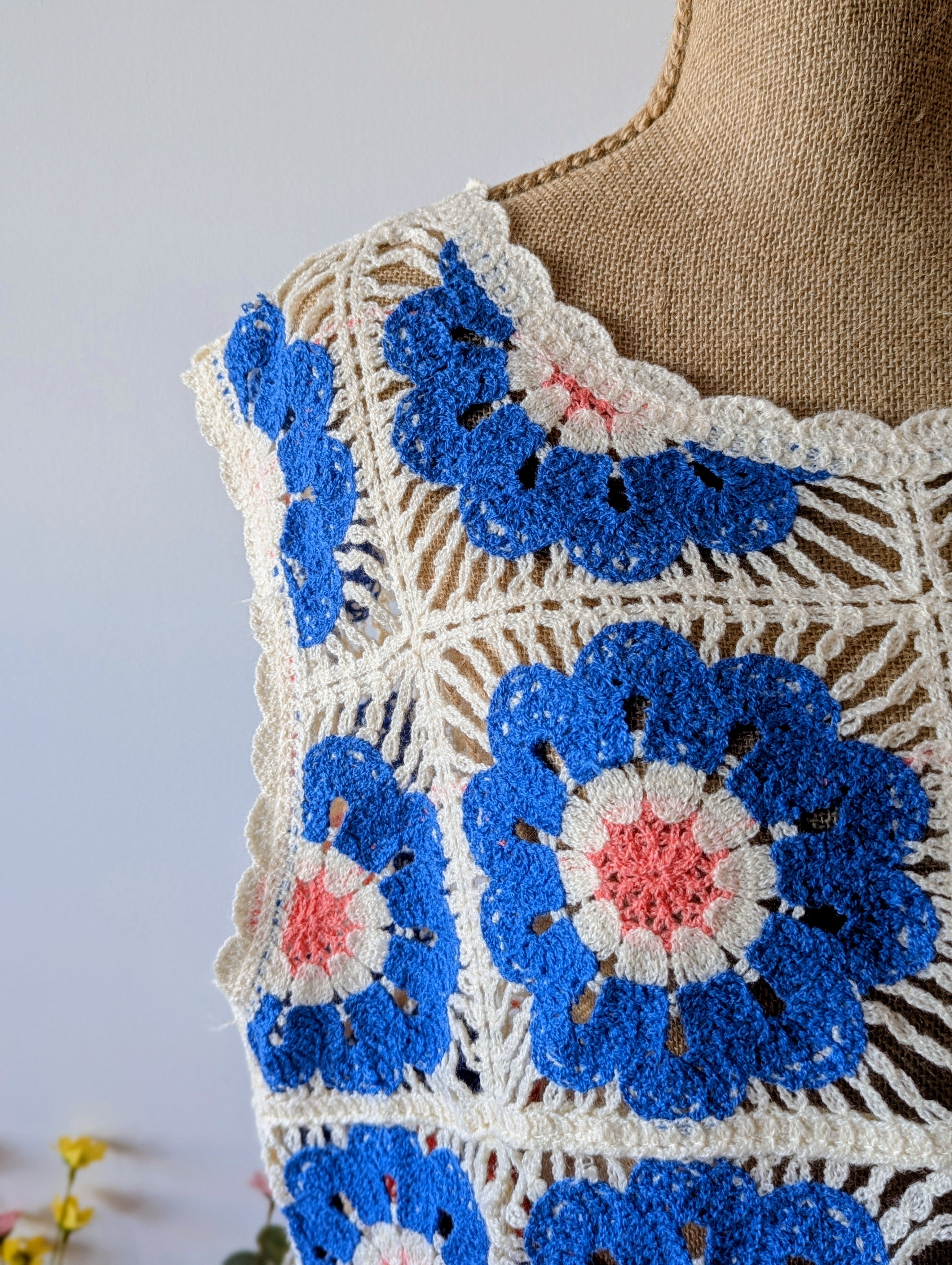 Top crochet grande taille beige bleu rose sans manche col rond finiton nuage  femme mode ondres boutique landes