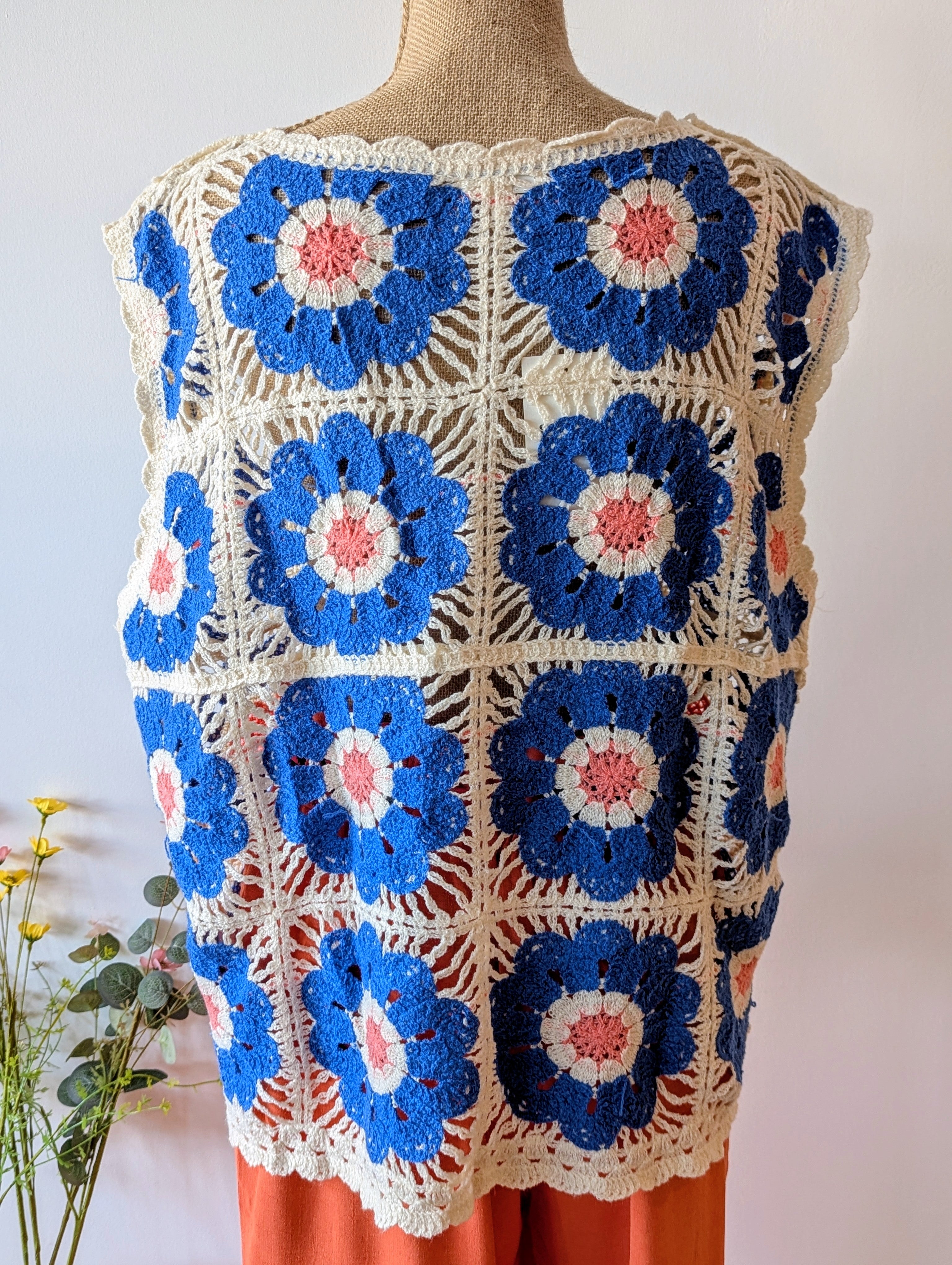 Top crochet grande taille beige bleu rose sans manche  grande fleurs femme mode ondres boutique landes