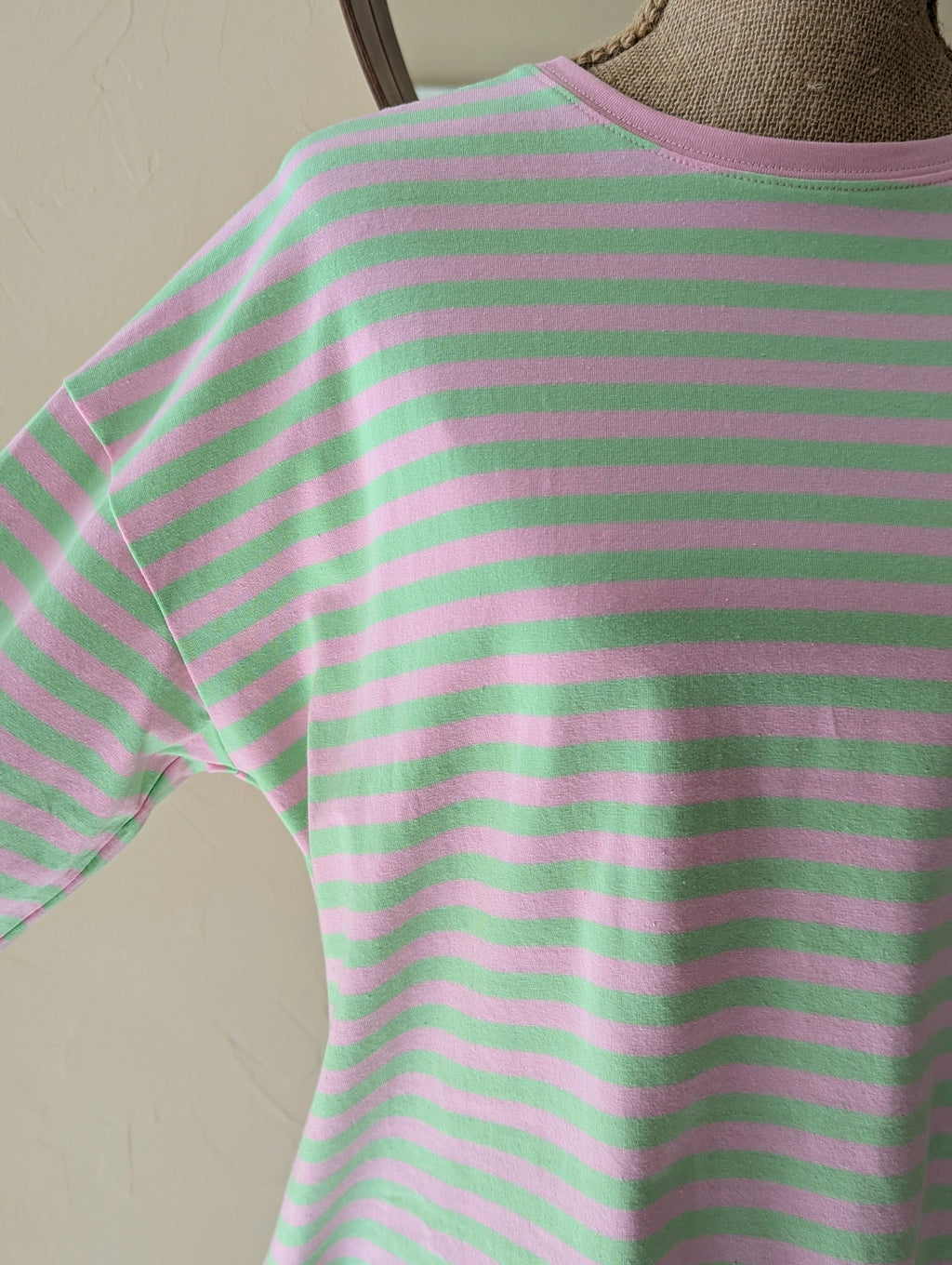 Top  rayé pastel vert et rose. Manches longues. Top léger  femme mode sud landes
