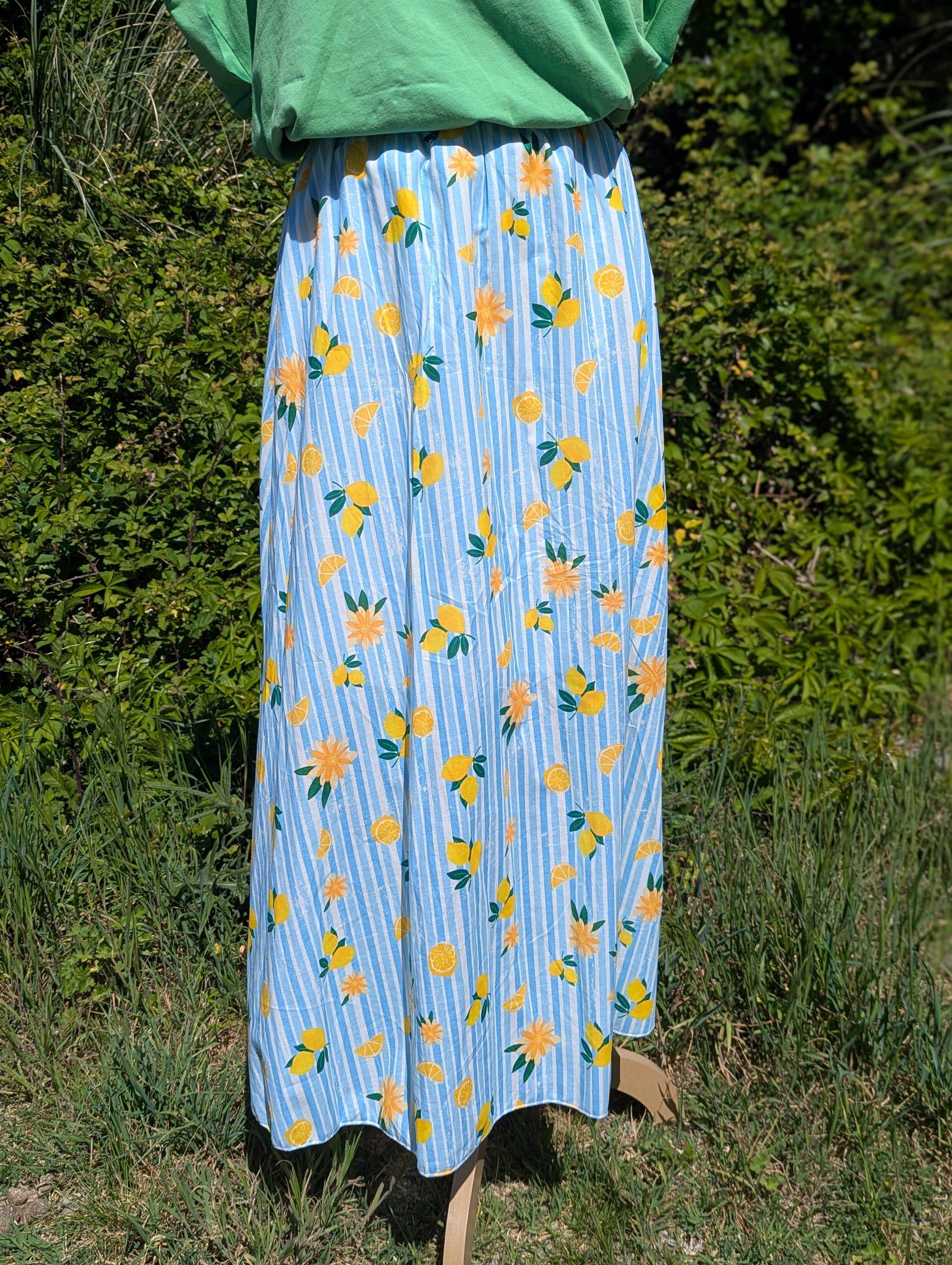 Jupe Longue légère rayée bleue et blanche avec des citrons jaunes imprimés, taille élastique doublure mode femme boutique ondres