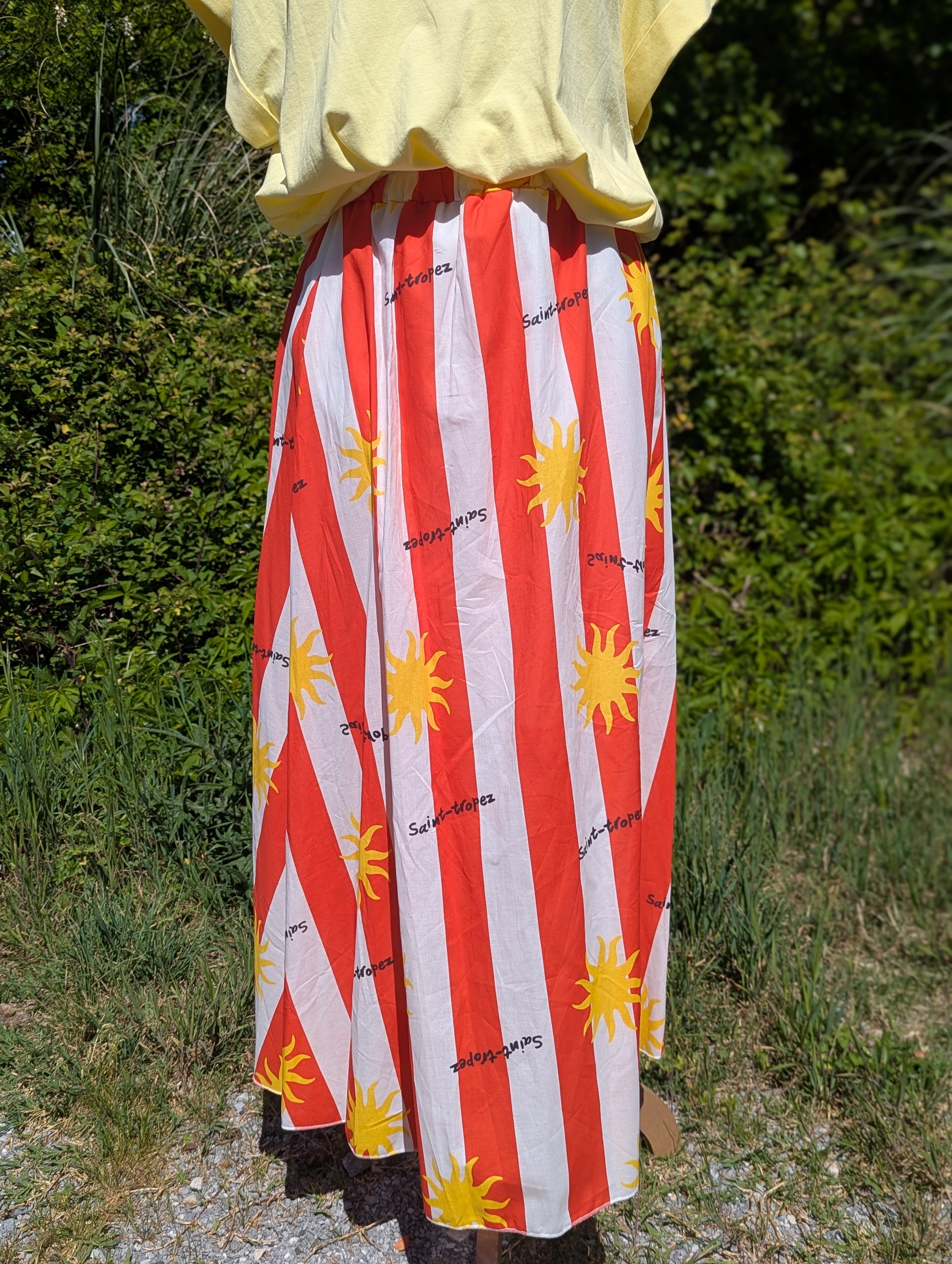 Jupe Longue légère rayée rouge et blanche avec des soleils  jaunes imprimés, taille élastique mode femme boutique ondres landes